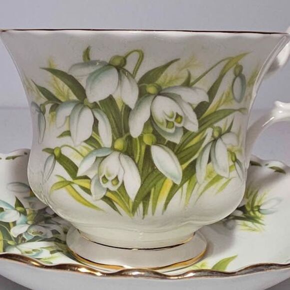 Royal Albert January Teacup and Saucer Snowdrops - Picture 3 of 8